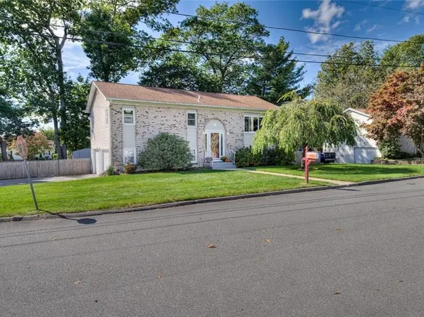 25 Woodcrest Dr, Johnston, RI 02919