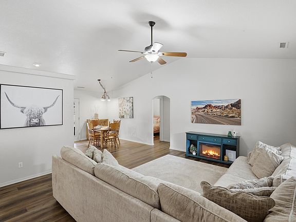 3rd image of 808 W Sherwood Dr
