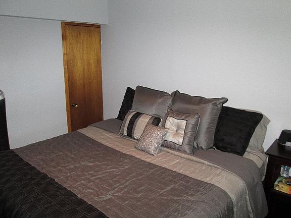 bed room with walk in closet