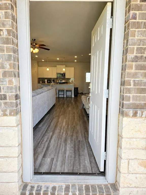 4 bed, 2.5 bath, 2383 sqft, $2,500 — Photo 2
