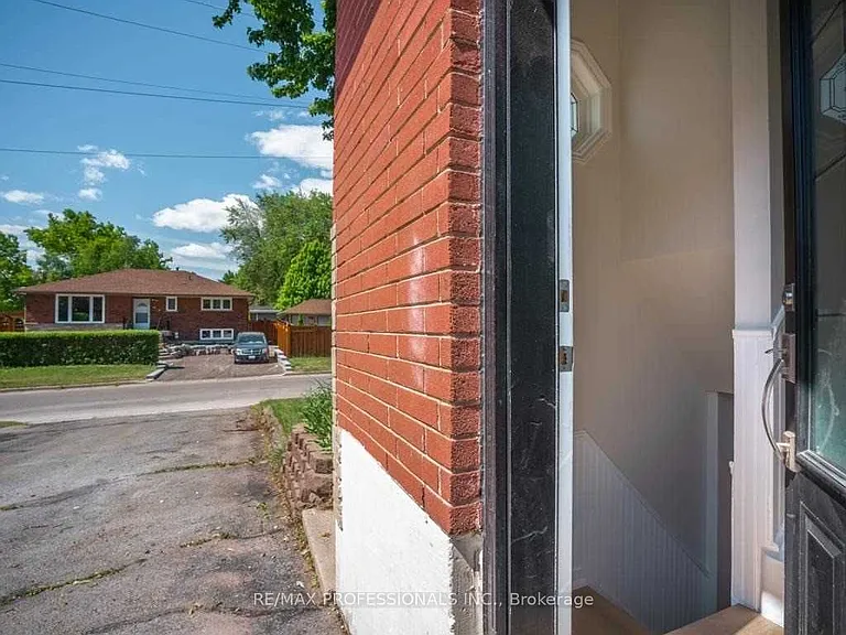 1327 Royal Dr #LOWER — Photo 13