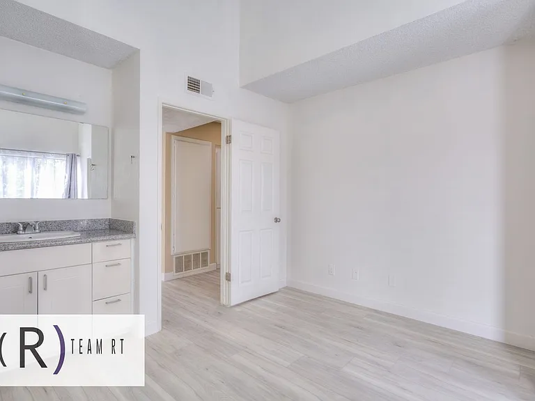 2020 20th St #6 — Photo 37