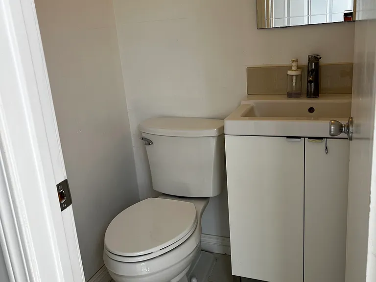 2433 Earle Ave — Photo 6
