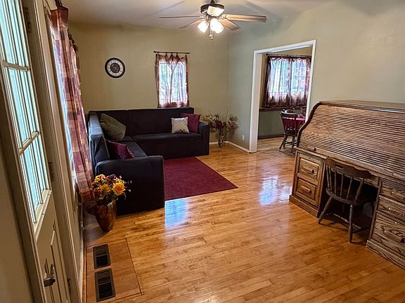 4th image of 721 W Commercial St