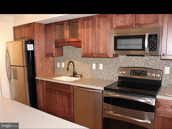 4th image of 1211 S Eads St APT 704