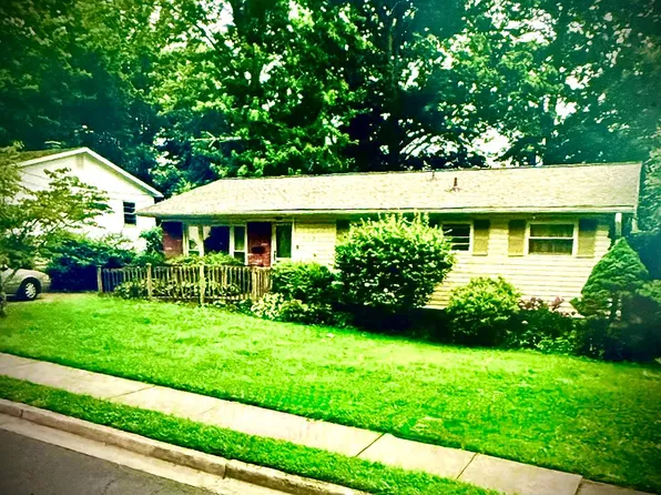 1412 Ross Dr SW, Vienna, VA 22180