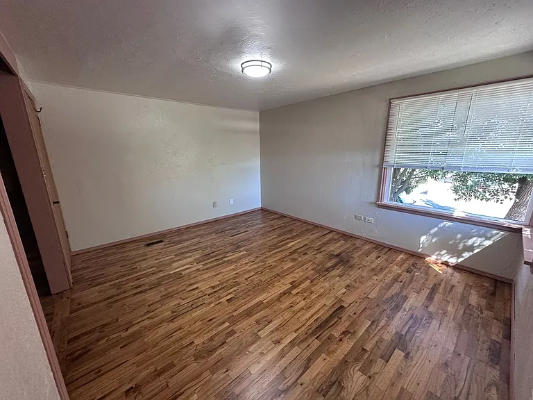 702 SE 8th St — Photo 7