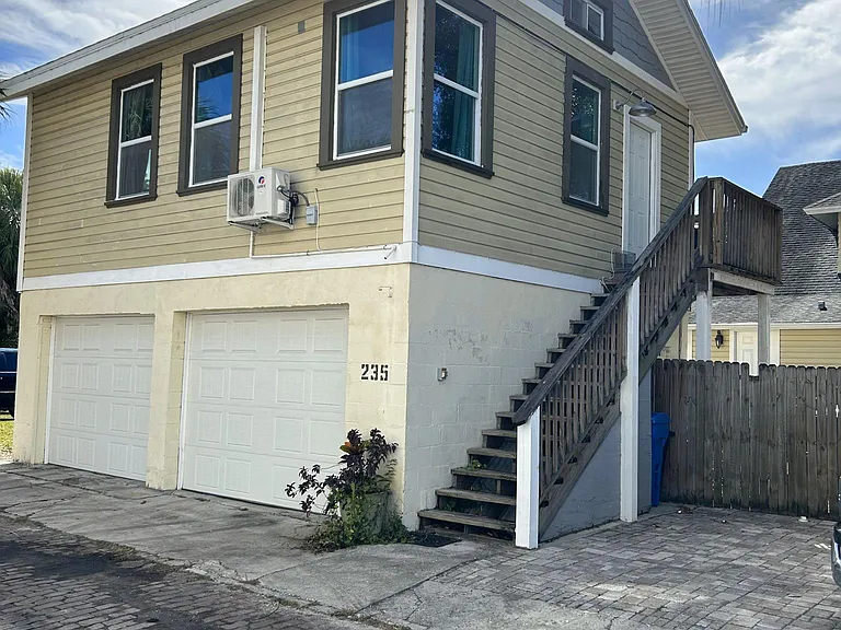 235 1/2 9th Ave NE — Photo 11