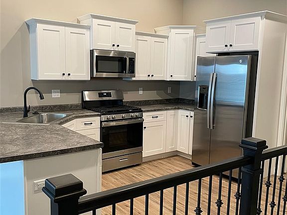 4th image of 412 Elizabeth Ln