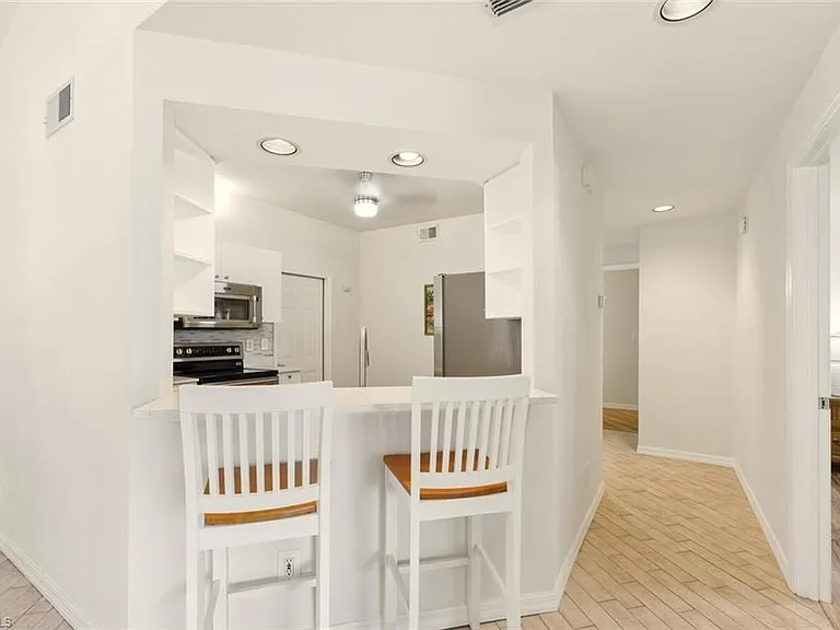 636 Windsor Sq #102 — Photo 6
