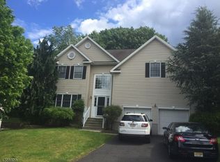 9 Fieldstone Dr, Clinton, NJ 08809