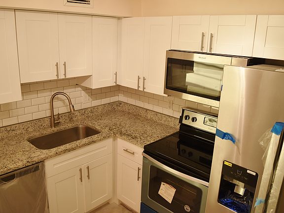Kitchen - granite counters