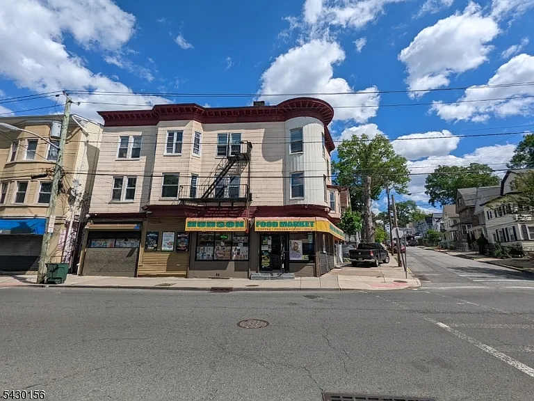 517 Lincoln Pl — Photo 1