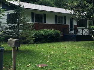 912 Frozen Crk, Raccoon, KY 41557