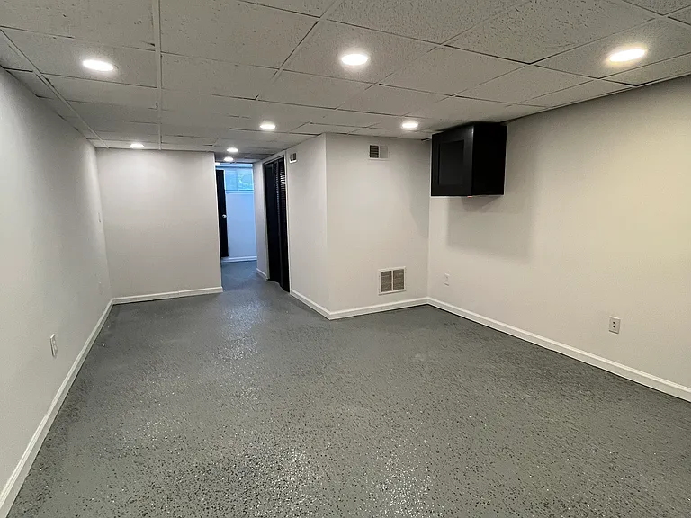 5856 Walton Ave — Photo 33