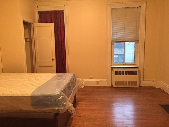 5th image of 215 E 48th St