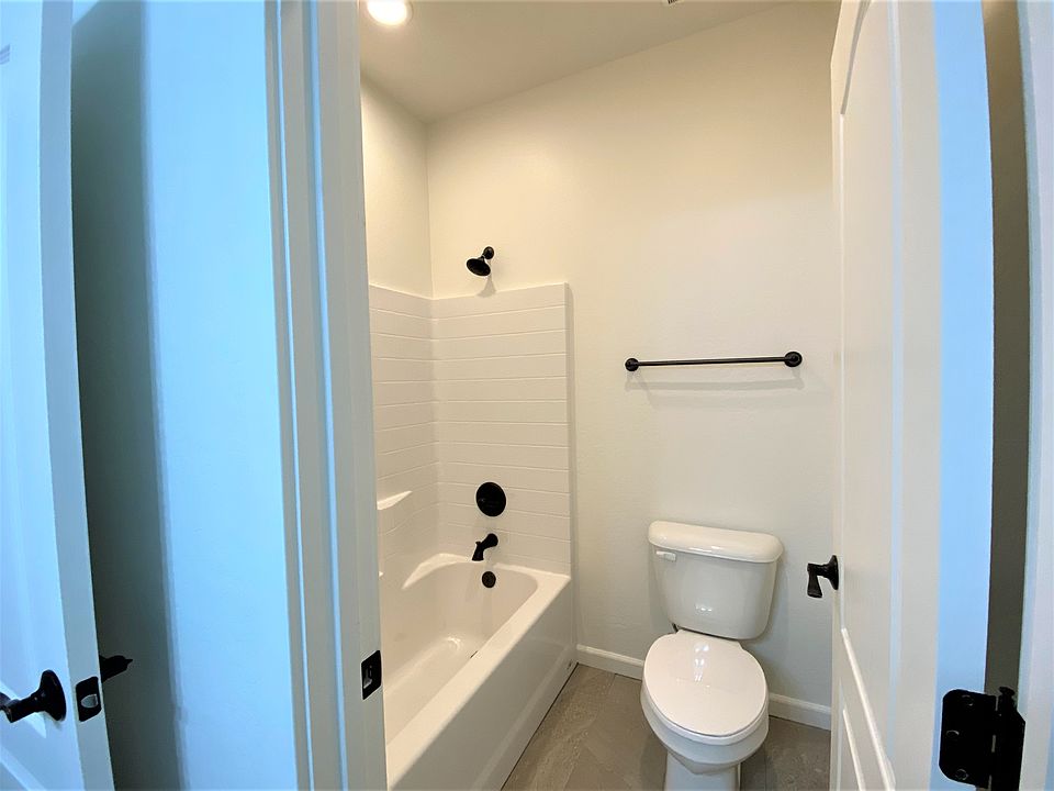 8715_E_Spouse_2_Bathroom_v2_01232020