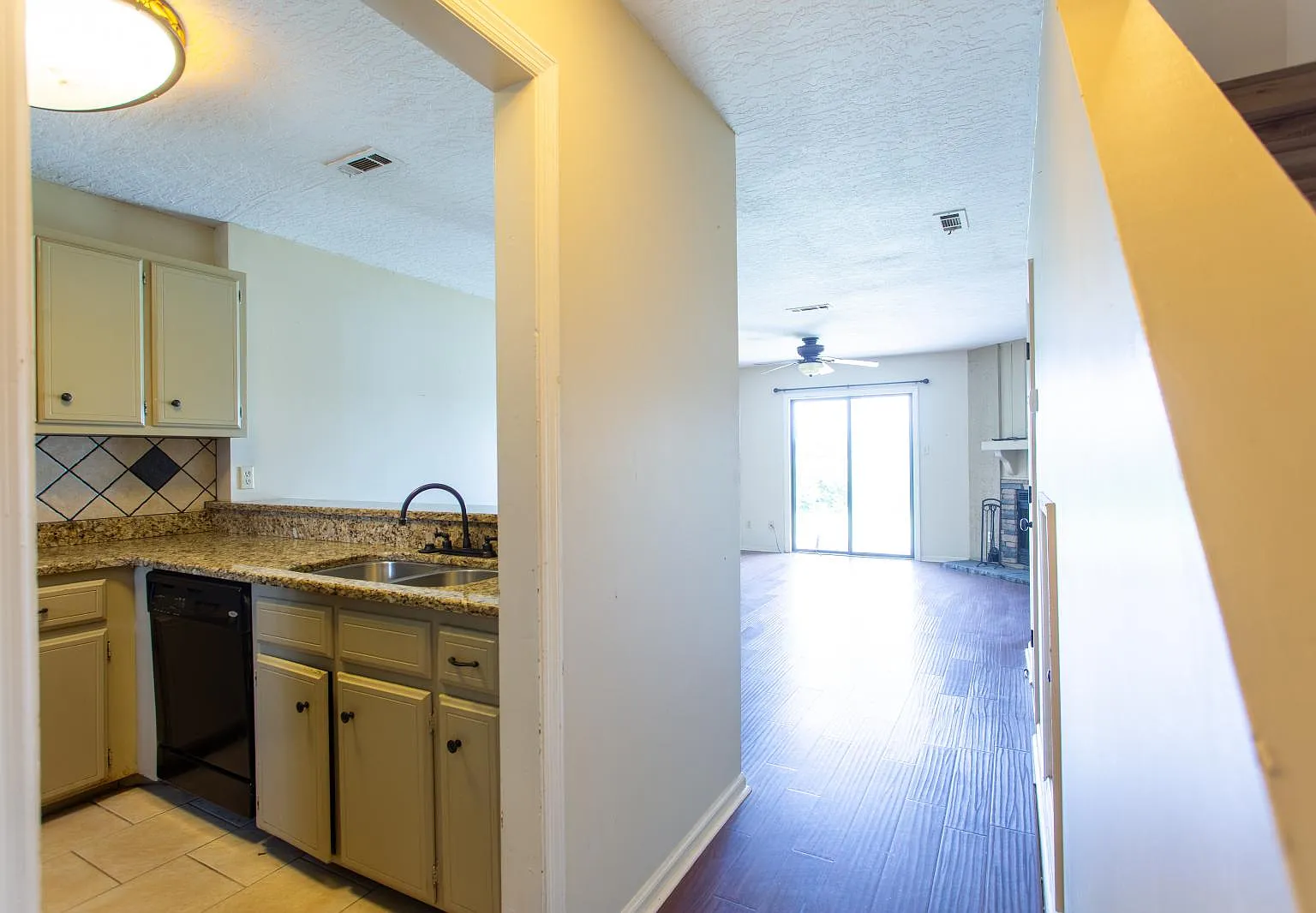 2 bed, 1.5 bath, 1014 sqft, $1,000 — Photo 2