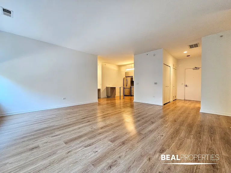 558 W Webster — Photo 32