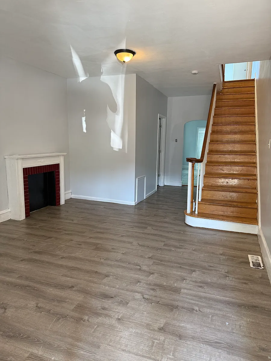 Building Photo - 607 S Van Buren St