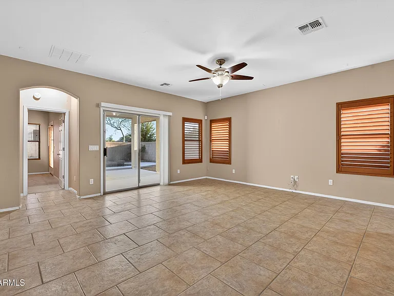 921 W Dana Dr — Photo 4
