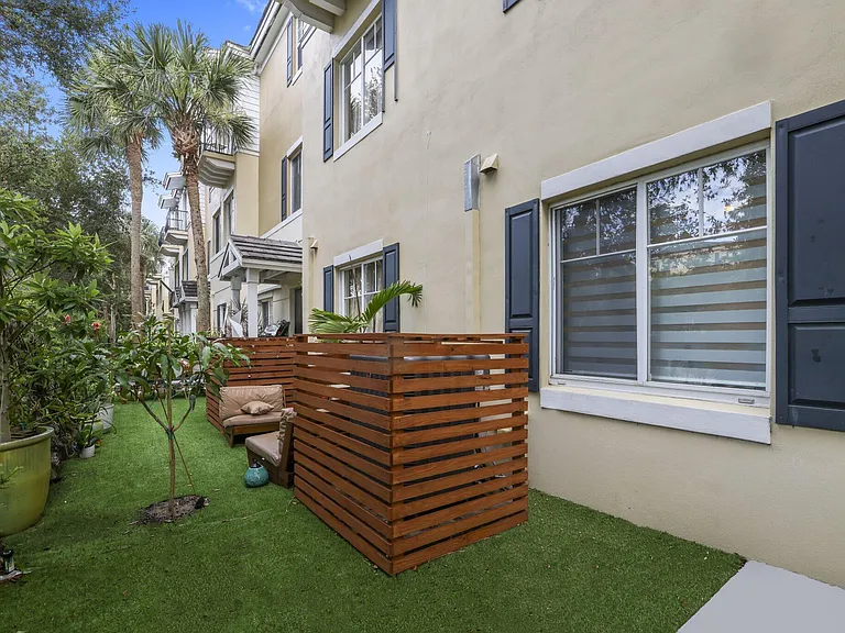 616 NW 38th Cir — Photo 7