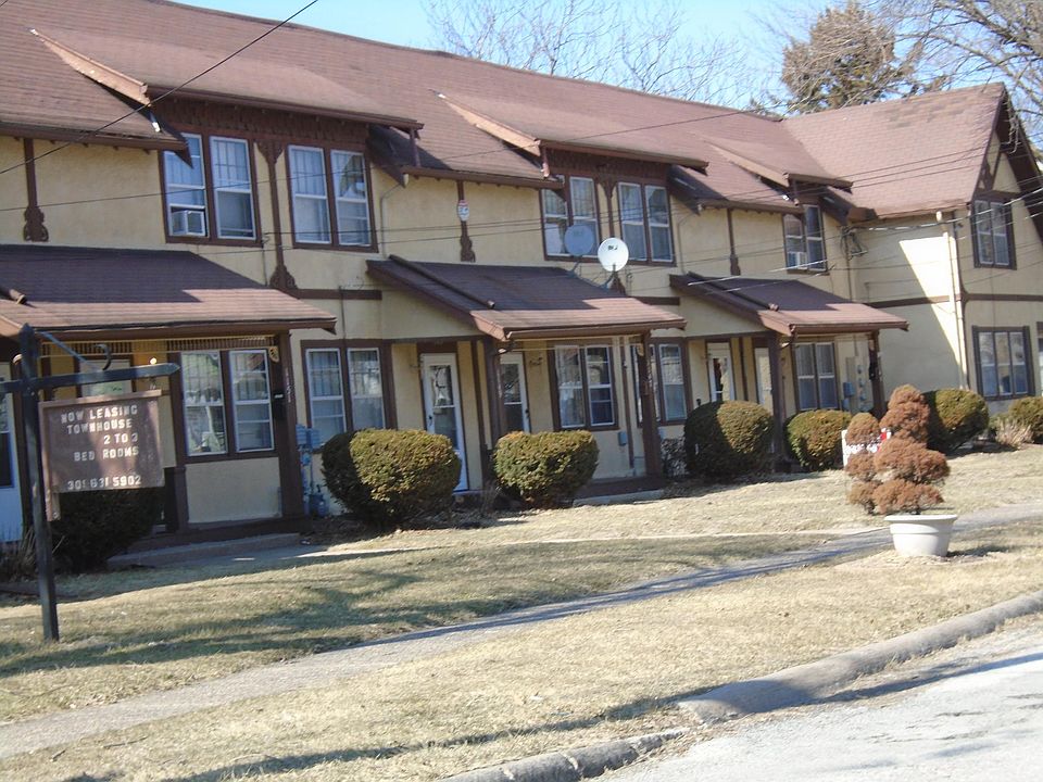 Front of 8 townhouse condos 