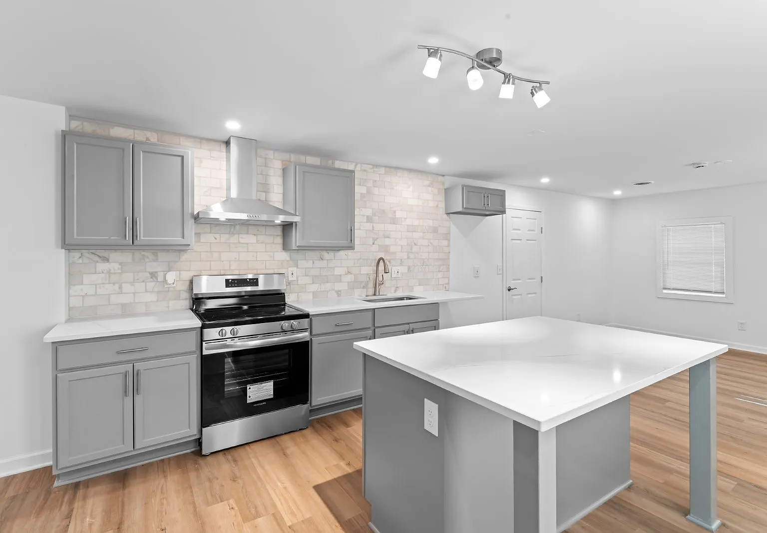 3 bed, 2.5 bath, 1643 sqft, $1,600 — Photo 3