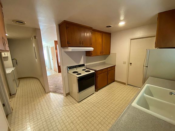 5th image of 121 Coulson Ave