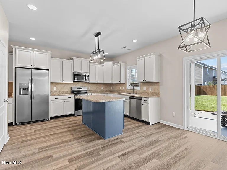 403 Zircon Ct — Photo 6