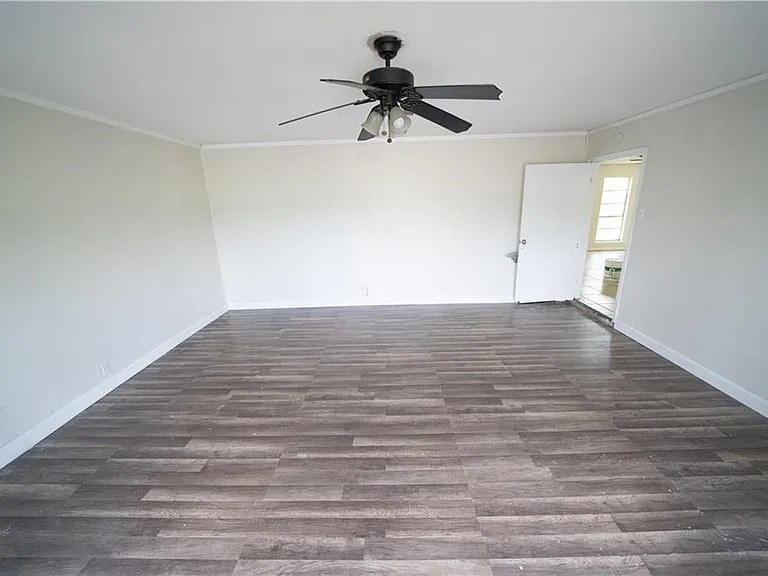 1610 La Joya St — Photo 5
