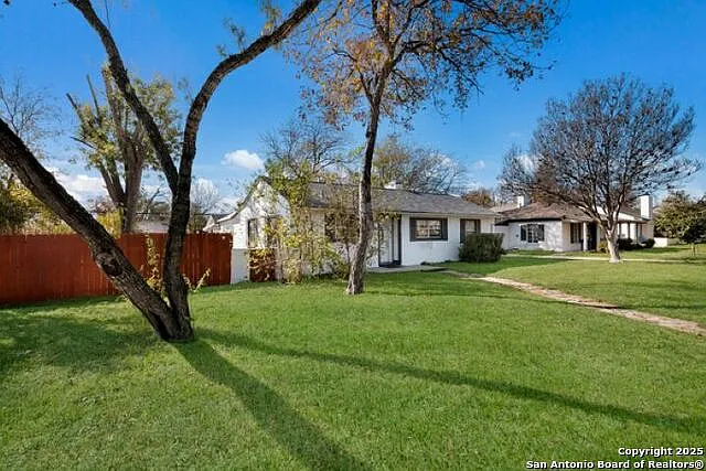 4 bed, 3.0 bath, 1949 sqft, $2,000 — Photo 3