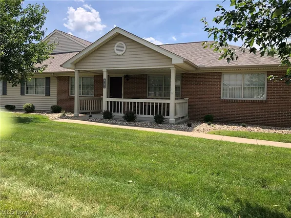 4242 Strattford Cir E, Zanesville, OH 43701