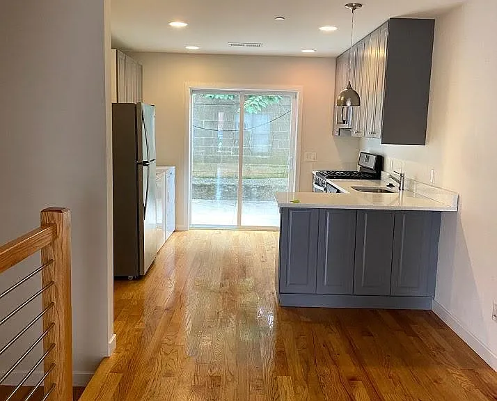 325 N State St — Photo 1