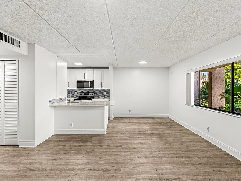 507 Meadows Cir — Photo 10
