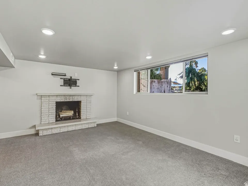 2036 E Highland View Cir