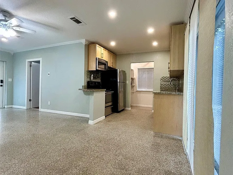 5950 NE 6th Ave — Photo 4