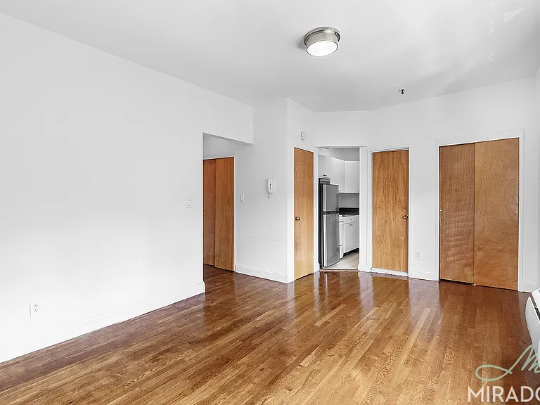 1435 York Ave #5G — Photo 2