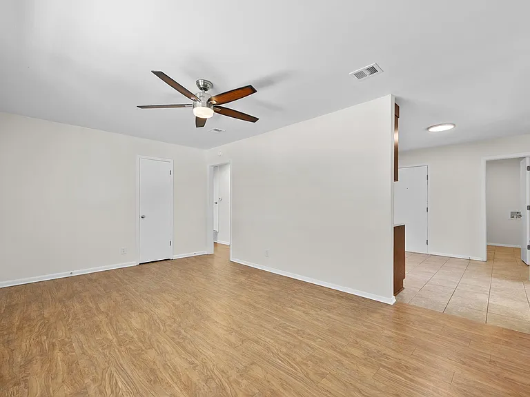 8600 Hathaway Dr — Photo 11