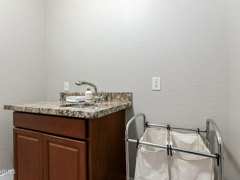 2695 E Rakestraw Ln — Photo 36