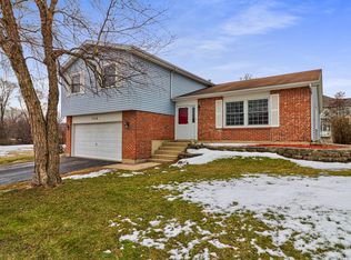 146 Surrey Dr, Carol Stream, IL 60188