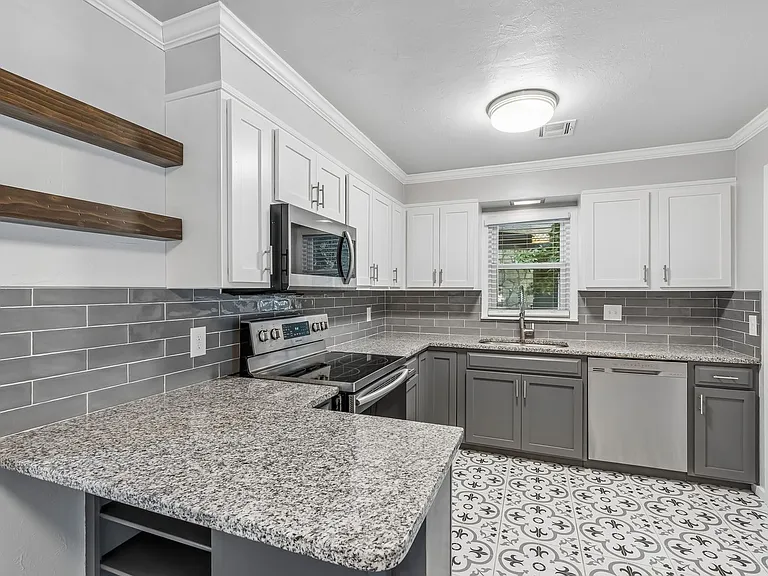 3900 NW 27th St — Photo 16