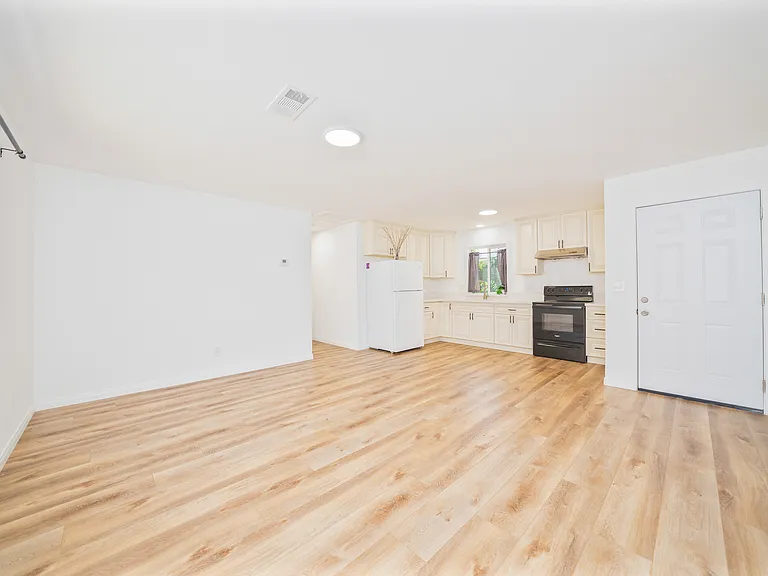 349 E Newman Ave #B — Photo 11