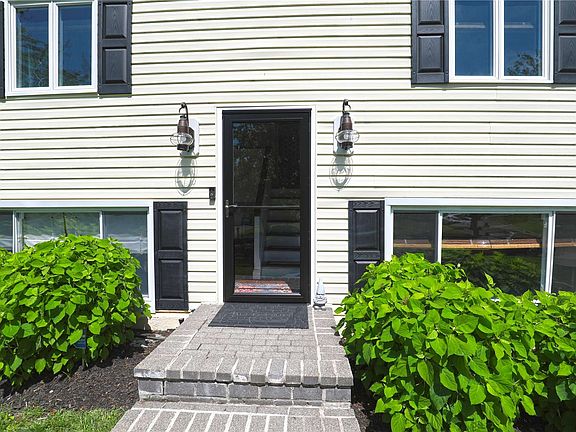 3rd image of 40 Ivy League Ln