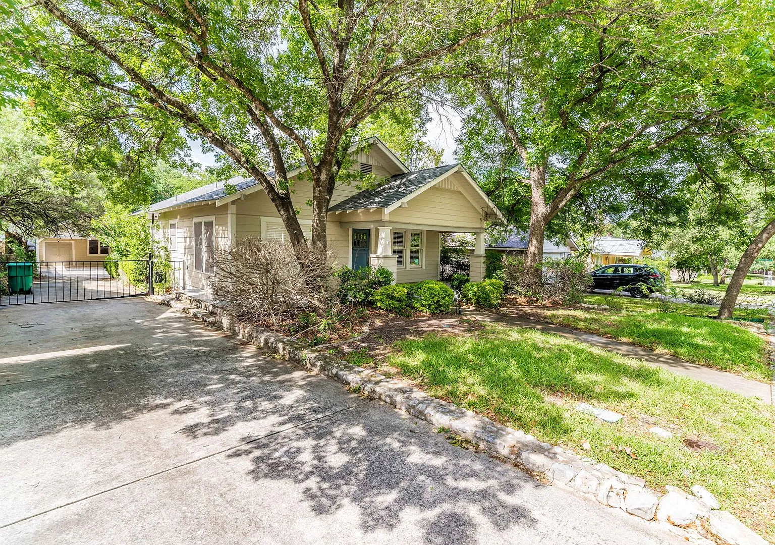 Alamo Heights Cottage — Photo 2