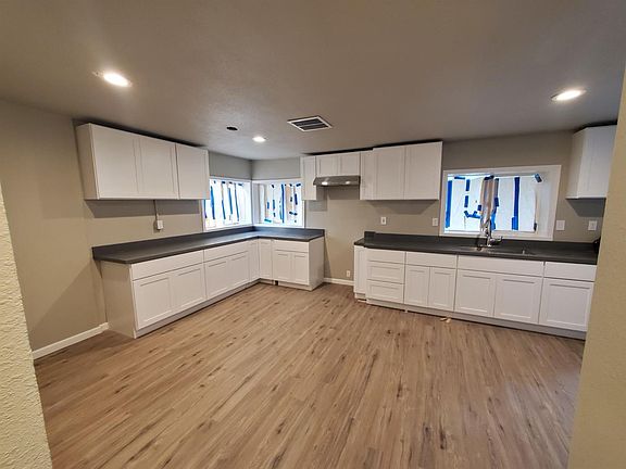 2nd image of 450 Eleanor Ave