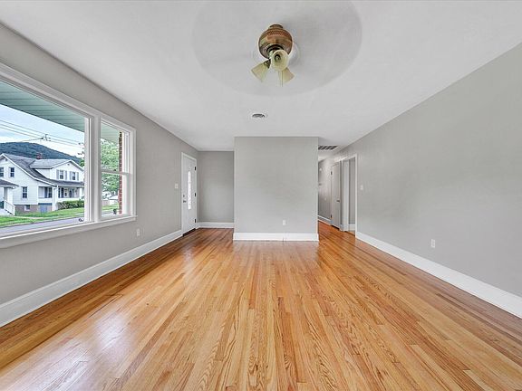 3rd image of 1122 Morehead Ave SE