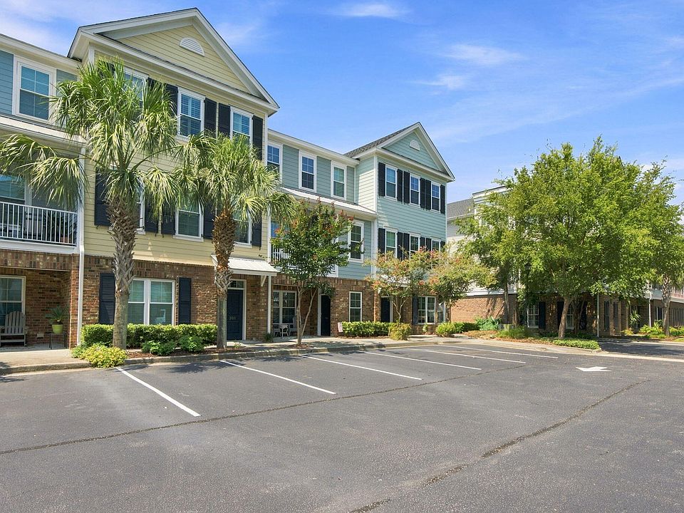 1st image of 656 Coleman Blvd Unit 304