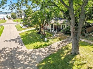 15 E Wall St, Douglas, MI 49406