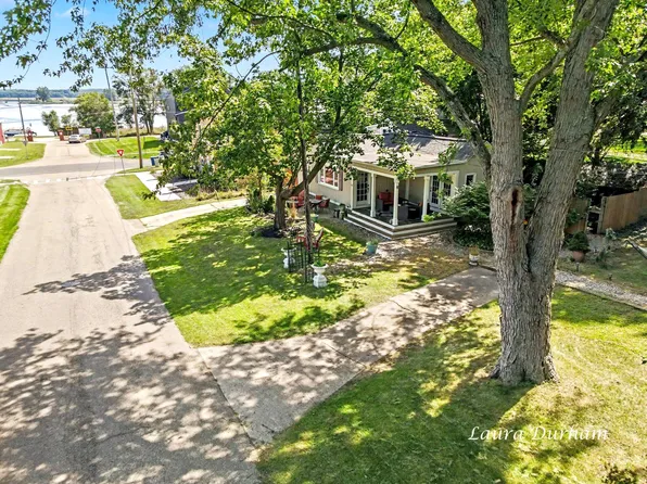 15 E Wall St, Douglas, MI 49406